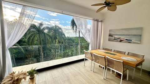 View (from property/room), Dining area, Sea view, sunbed