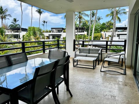 Patio, View (from property/room), Balcony/Terrace, Seating area, Dining area