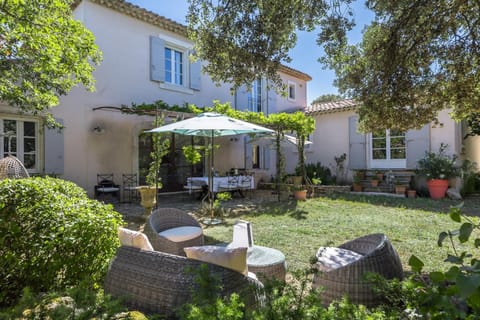 Property building, Day, Garden, Seating area