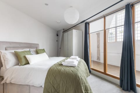 Unique 3BD Penthouse in Historic Church Conversion Apartment in Ilford