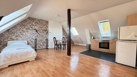 Kitchen or kitchenette, Photo of the whole room, Bedroom, oven, stove