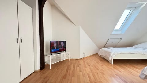 Bed, TV and multimedia, Photo of the whole room, Evening entertainment, Bedroom, wardrobe