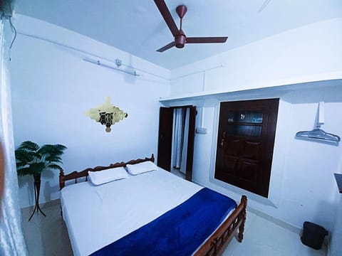 Property building, Restaurant/places to eat, People, Garden, Bathroom, View (from property/room), Living room, Bedroom, Food, Guests, Swimming pool, Breakfast, Family, room service, towels, VIP