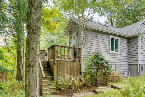 Richmond Cottage with Fire Pit and Furnished Deck! Haus in Lenox