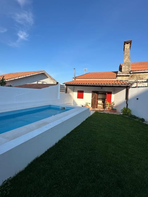 Property building, Day, Pool view, Swimming pool