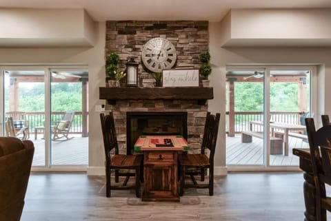 Livin' The Dream- Indoor Outdoor pool & Private Hot Tub House in Branson