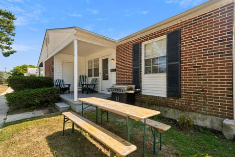 Cozy 2BR Condo - Beachside Bliss with Yard Space condo Apartment in Cape May