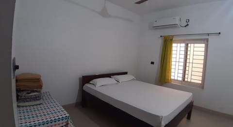 Bed, Photo of the whole room, Bedroom, air conditioner