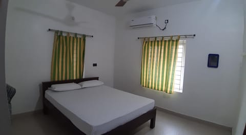 Bed, Photo of the whole room, Bedroom, air conditioner