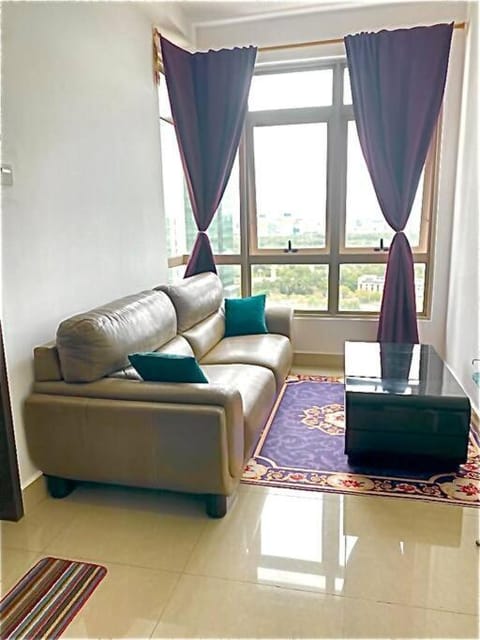 Cozy Shaftsbury high floor king bed free parkin wifi and netflix 1311 Apartment in Putrajaya