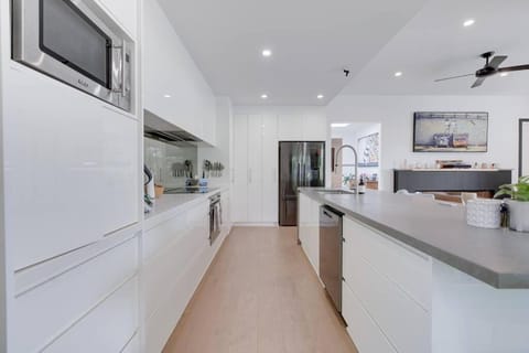 Christmas Special! Spacious 4-BR Family Oasis House in Surfers Paradise