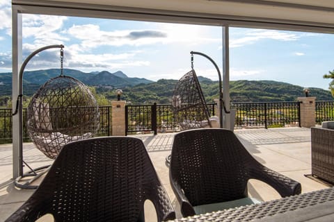 Balcony/Terrace, Mountain view