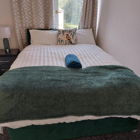 Bed, Bedroom, towels