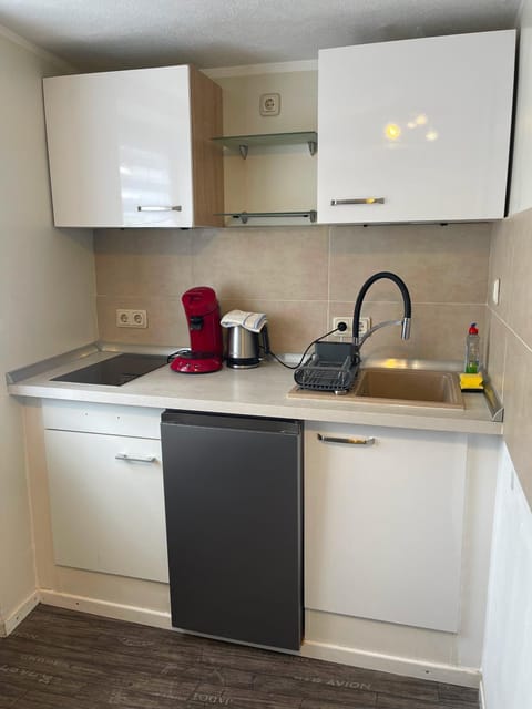 Coffee/tea facilities, Kitchen or kitchenette, stove