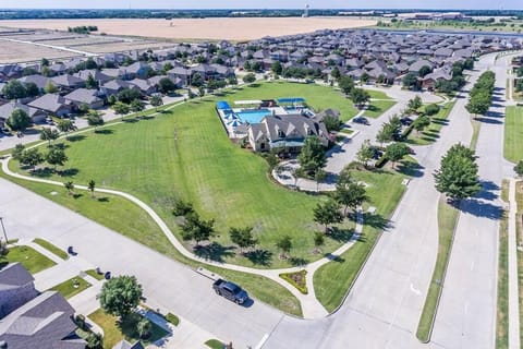 Neighbourhood, Pool view, Street view, Swimming pool