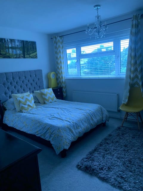 Double yellow room Vacation rental in Watford