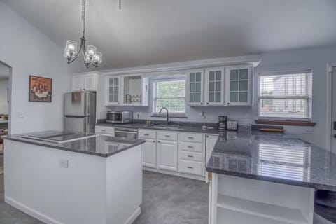 The Gathering Space - Updated - Great Location House in Springfield