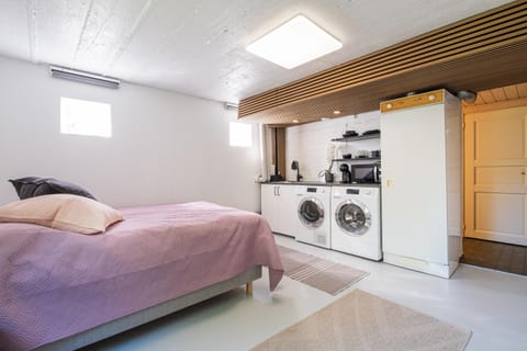 Bed, Photo of the whole room, microwave, washing machine, dryer