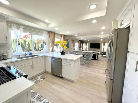 Family Paradise near Disneyland with Sparkling Pool House in Fountain Valley