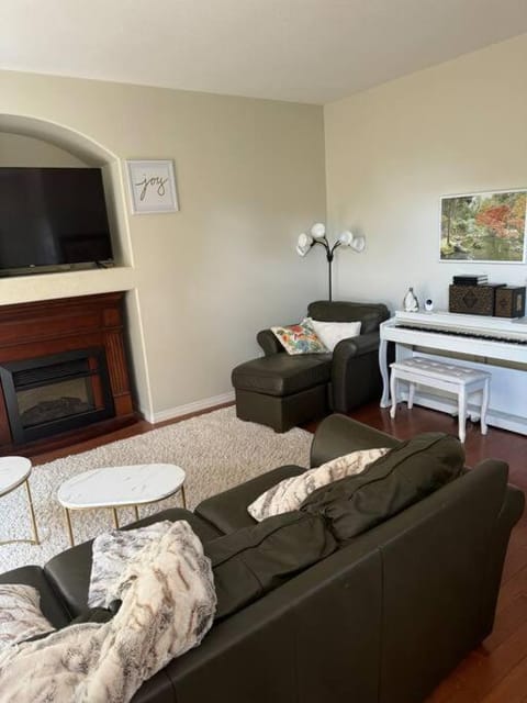 Spacious 3bedrm for family or business travellers House in Red Deer