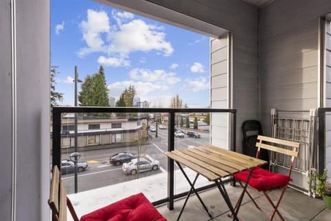 Skytrain, Spa Bath, Parking, Gym, 2 Bedroom Sleeps 6 Central Apartment in Surrey Apartment in Surrey