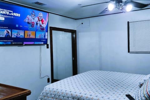 Bed, TV and multimedia, Bedroom