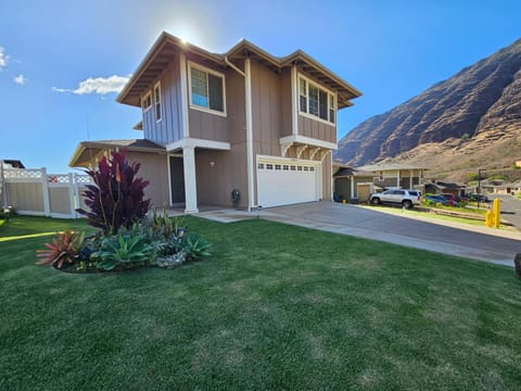 Property building, Spring, Day, Neighbourhood, Natural landscape, Mountain view, Parking