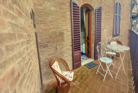 Casa nella Corte nel Centro di San Gimignano con balcone panoramico wifi e garage auto privato Apartment in San Gimignano