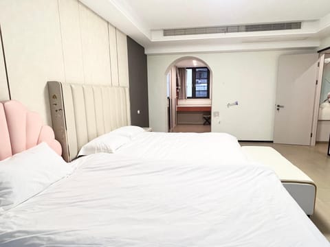 Bed, Photo of the whole room, Bedroom, wardrobe, air conditioner