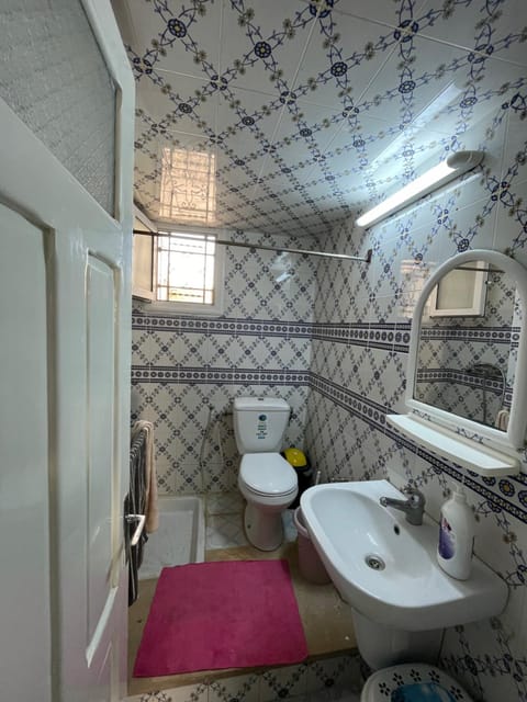 Shower, Toilet