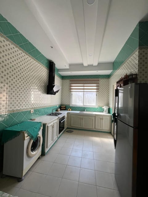 Kitchen or kitchenette, oven, washing machine