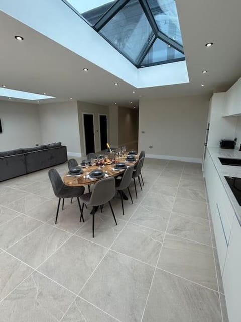 Spacious & Modern House Sleeps 8 House in York