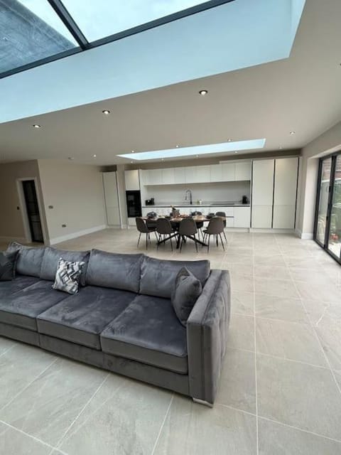 Spacious & Modern House Sleeps 8 House in York