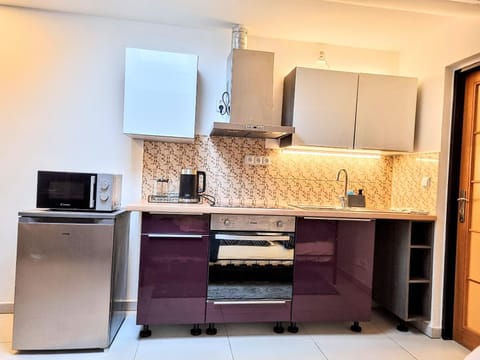 Kitchen or kitchenette, oven, stove