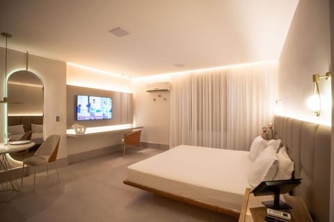 Bed, TV and multimedia, Photo of the whole room, Bedroom