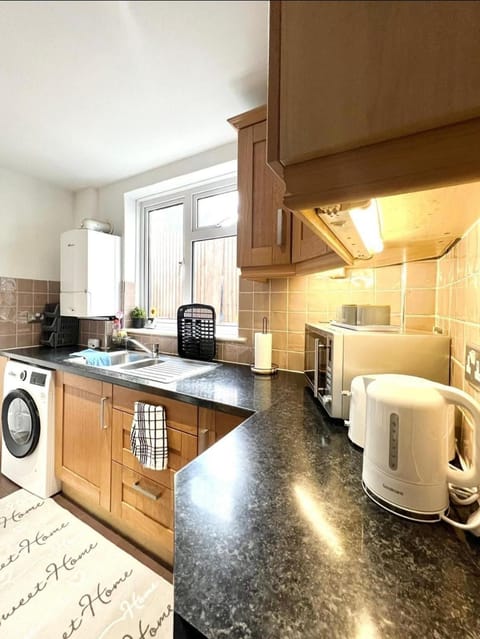 Kitchen or kitchenette, microwave, washing machine