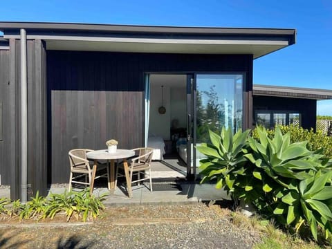 Coastal Retreat Raglan Sunrise Studio Villa in Raglan