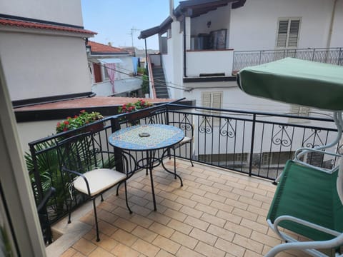 Patio, Day, Balcony/Terrace, Dining area