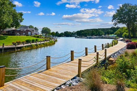 Bay Breeze by SoCharm - Luxurious Waterfront Condo Casa in Cornelius