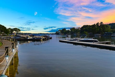 Bay Breeze by SoCharm - Luxurious Waterfront Condo Casa in Cornelius