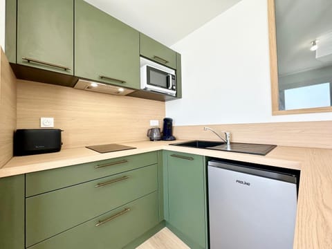 Kitchen or kitchenette, dishwasher, minibar, oven, pet friendly, stove, toaster