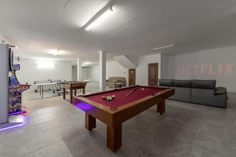 Communal lounge/ TV room, Billiard, Darts, Game Room, Table tennis, Entertainment