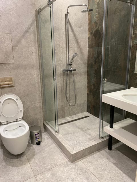 Shower, Toilet