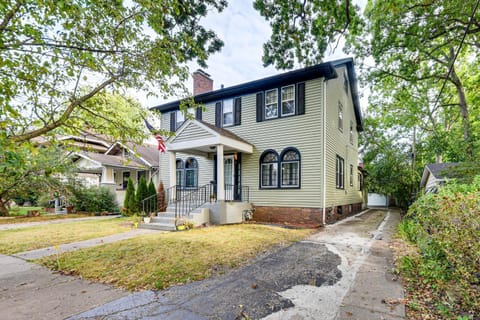 6 Mi to Naval Base Spacious Waukegan Home with Yard House in Waukegan