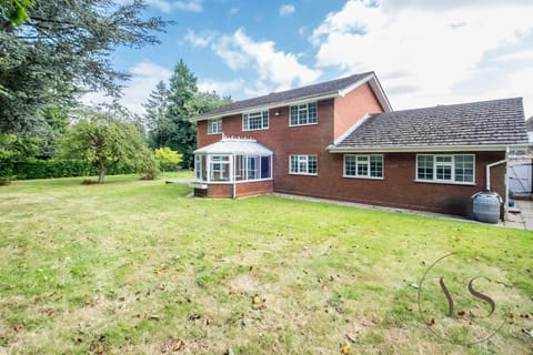 Spacious 6BR Villa Sleeps 12 with Stunning Garden Free Parking House in The Royal Town of Sutton Coldfield