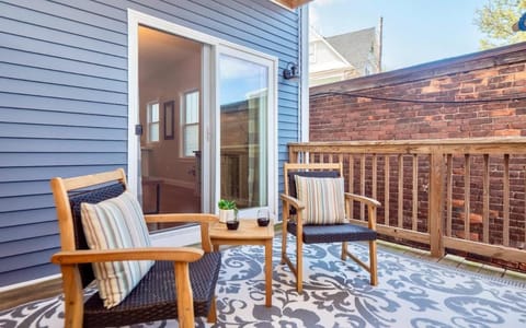 Jennifer's Walkable Private Apartment Getaway with Relaxing Deck Apartment in Providence