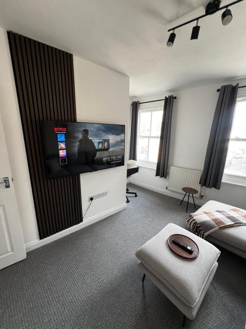 Central Chic 3 bed, Great Location Apartment in Winchester