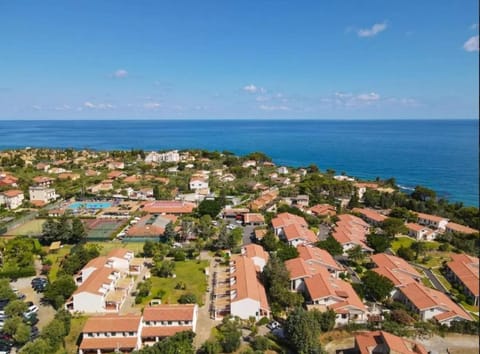 Property building, Day, Neighbourhood, Natural landscape, Bird's eye view, City view, Pool view, Sea view, Street view, Swimming pool