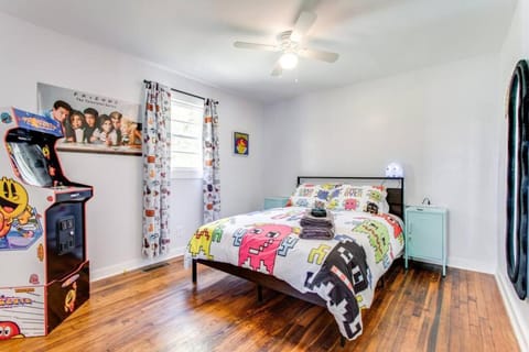 90s Crib -2bed 1bath, Funky Vibe, Central Location House in Murfreesboro