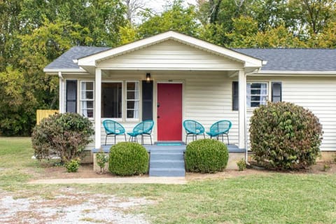 90s Crib -2bed 1bath, Funky Vibe, Central Location House in Murfreesboro